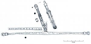 BLC-4005 - Trébuchet pliantbronzeBalance à fléau articulé, caractérisée par une pièce ajourée (succession de cadres), fendue dans le sens de la hauteur et faisant office de suspension. Le fléau comporte une pièce perpendiculaire fixe, placée au niveau de la charnière de la suspension, également ajourée en cadres, et qui peut donc être précisément alignée sur la précédente pour vérifier l'exactitude d'une pesée ; une branche du fléau peut être marquée de graduations destinées à un curseur mobile. 