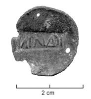 BLC-4010 - Plateau de balance : MIALADI ou MINADIbronzePlateau de balance, de taille modeste (v. infra), percé de 3 trous de suspension et portant une marque estampée dans un cartouche rectangulaire : la lecture MIALADI (ou MINADI) reste très incertaine.