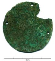 BLC-4012 - Plateau de balancebronzePlateau de balance (trébuchet) en tôle, circulaire et peu évasé, percé de 3 ou 4 trous près du bord pour la suspension.