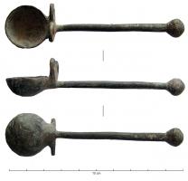 BLC-4018 - Balance à tare fixebronzeBalance composée d'une tige rectiligne, avec d'un côté une cupule hémisphérique destinée à recevoir la denrée à peser (poudre ou liquide), de l'autre un volume ovoïde correspondant à la masse souhaitée quand le fléau est horizontal. La suspension est assurée par une plaque transversale percée de deux gros œillets.