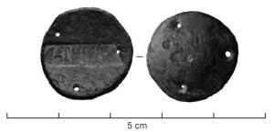 BLC-4050 - Plateau de balance : CAPRILIV FbronzePlateau de balance, de taille modeste (v. infra), percé de 3 trous de suspension et portant une marque estampée dans un cartouche rectangulaire : CAPRILIV F(ecit).