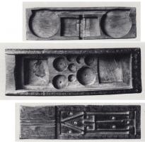 BLC-5005 - Boîte à poids monétairesboisBoîte en bois, taillée dans un seul bloc, avec souvent un niveau supérieur mobile, qui reçoit la balance avec ses plateaux, et un niveau inférieur avec les poids de différentes masses. le couvercle est généralement coulissant et peut être orné de divers motifs, y compris des plaques en alliage cuivreux.