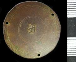 BLC-7002 - Plateau de balance monétairebronzePlateau de balance circulaire, peu profond, en tôle, estampillé au centre d'une marque reproduisant un type monétaire.