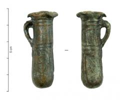 BLS-4075 - Pot allongé inscritplombBalsamaire ou pot à onguent de forme cylindrique, à une seule anse, fonc arrondi et bord déversé; le vase coulé comporte une inscription verticale moulée : [[ICCVW]], ou dans l'autre sens, MACCI ou MADDI (sans doute en lettres grecques).