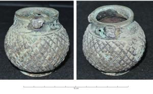 BLS-4076 - BalsamairebronzeBalsamaire sphérique, à panse couverte d'un motif cuvrant d'incisions entrecroisées; col étroit et cylindrique, avec un dispositif de verrouillage pour un couvercle.