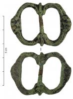 BOC-8011 - Boucle de chaussurebronzeBoucle en double D, à barre transversale fixe, avec un motif décoratif (fleuron, fleur de lis…) centré à chaque extrémité, parfois repris à l'intersection de la traverse avec la boucle.