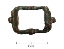 BOC-9018 - Boucle de chaussure à traverse rapportéebronze, ferBoucle rectangulaire symétrique, à décor plastique centré sur les moulures recevant l'axe mobile en fer.