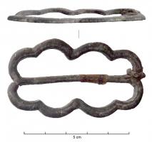 BOC-9022 - Boucle de chaussurebronzeBoucle en double D, dont le contour forme une succession d'arcs de cercles ininterrompue ; barre transversale fixe