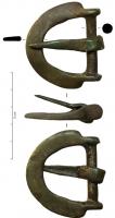 BOH-4005 - Boucle de harnaisbronzeTPQ : 200 - TAQ : 400Boucle en D, coulée avec une barre transversale épaisse, de section ronde; la boucle de section plate marque un décrochement au niveau de la jonction avec la barre. 
