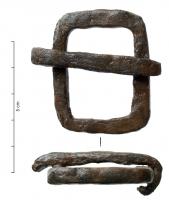 BOH-4007 - Boucle de harnaisferBoucle rectangulaire, de section carrée, l'ardillon est replié sur un long côté; il affecte lui aussi une section quadrangulaire.