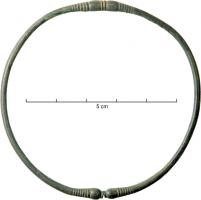 BRC-2021 - BraceletbronzeTPQ : -750 - TAQ : -450Bracelet ouvert à extrémités jointives, de section ronde et mince, pourvu de petits tampons précédés d'une série de moulures ; diamétralement opposé, un décor imite les extrémités.