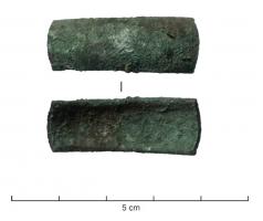 BRC-2079 - Bracelet à section en UbronzeBracelet ouvert à large section en U, pouvant être orné de fines incisions transversales entrecoupées de dessins géométriques ; extrémités non connues.