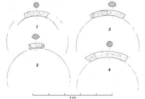BRC-3009 - Bracelet fermé à section ronde ou ovaleligniteTPQ : -475 - TAQ : -30Bracelet en lignite, annulaire, à jonc inorné de section ronde, ovale à en D, voire irrégulière.