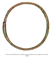 BRC-3514 - Bracelet à tenonbronzeTPQ : -500 - TAQ : -450Bracelet de section carrée, à décor gravé de traits transversaux et obliques, parfois associés à des ocelles, sur les deux faces externes ; une des extrémités porte un tenon effilé qui vient s'insérer dans la mortaise de l'autre extrémité, non ornée ou façonnée en tonnelet. Dans le cas d'une extrémité lisse, l'artisan a pu former l'extrémité tubulaire en forgeant une sorte de douille plus ou moins refermée.