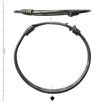 BRC-3524 - Bracelet filiforme à extrémités nouéesargentTPQ : -120 - TAQ : -30Bracelet constitué d'un simple fil torsadé, de section ronde ou carrée, mince ou épaisse ; le système de fermeture est composé d'enroulements coulissants, permettant dans une certaine mesure de régler le diamètre de la parure.