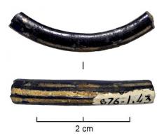 BRC-3563 - Bracelet proche Geb. 38verreTPQ : -120 - TAQ : -100Bracelet de section semi-circulaire (ou en D : en fait un cercle légèrement aplati à l'intérieur), verre de couleur bleue (parfois très foncée, voire d'aspect noir), avec un décor de filets parallèles ou ondés, jaune opaque, rapporté à chaud sur le dos du bracelet.
