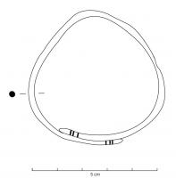 BRC-4095 - Bracelet ouvertbronzeTPQ : -30 - TAQ : 500Bracelet ouvert à jonc lisse de section ronde, fermé par chevauchement et aux terminaisons marquées par trois incisions annulaires.