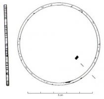 BRC-4099 - Bracelet fermébronzeTPQ : 300 - TAQ : 450Bracelet à jonc étroit, orné de groupes d'incisions transversales entre des zones lisses. 