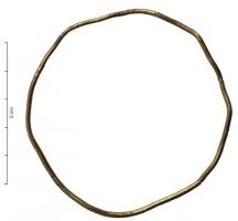 BRC-4234 - Bracelet fermé, inscritorTPQ : -30 - TAQ : 1Bracelet fermé à tige filiforme, étroite et lisse, interrompue seulement par les lettres très espacées d'une inscription.