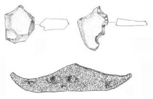 BRI-5001 - BriquetferBriquet constitué d'une lame de fer rectiligne avec une partie centrale surélevée ; les deux extrémités de la lame sont relevées pour guider le fer le long de l'objet (silex, minerai) pendant la frappe.