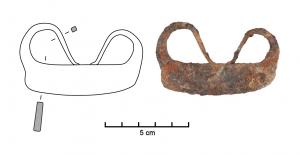 BRI-7002 - Briquet de type LiepsferBriquet plat de forme pseudo-quadrangulaire, dont le dos est terminé aux deux extrémités par une tige cintrée formant un anneau pour la préhension.