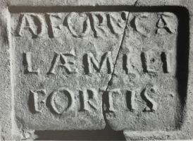 BRQ-4009 - Brique : AD FORN CAT L AEMILI FORTISterre cuiteBrique à mammelon (mammata) portant une estampille dans un cartouche rectangulaire : AD FORN CAT L AEMILI FORTIS.