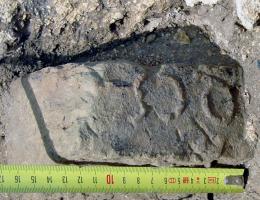 BRQ-4041 - Brique marquée QCSterre cuiteBrique moulée, marquée QCS, en relief sur la tranche (S rétrograde).