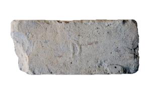 BRQ-4042 - Brique marquée Dterre cuiteBrique avec marque moulée, en relief sur la tranche : D.