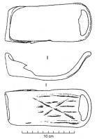 BSD-4001 - BousandaleferFer à bœuf, constitué d'une plaque rectangulaire, éventuellement creusée de larges lignes sous la face inférieure, afin de faciliter l'accrochage au sol ; les extrémités forment des boucles fermées, destinées à la fixation sur les onglons des sabots ; un anneau peut se trouver sur l'anse antérieure.