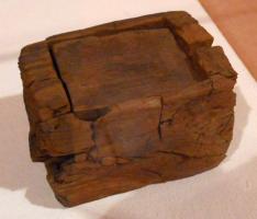BTE-9004 - Boîte ou reliquaireboisTPQ : 1200 - TAQ : 1500Boite monoxyle, à couvercle rapport (ce dernier ne semble pas coulissant mais simplement posé dans une gorge).