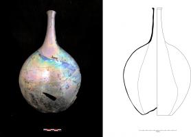 BTL-8001 - Fiasque à corps platverreGrande bouteille ou flacon en verre soufflé à corpus plat et base peu refoulée. Le col est généralement fin.