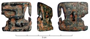 BTN-3003 - Bouton à bélière, swastikabronzeBouton plat et carré, dont la face externe porte de profonds reliefs dessinant une svastika; petite bélière coulée au revers. Certains exemplaires peuvent être évidés.