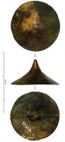 BTN-3004 - Bouton coniquebronzeBouton conique à sommet concave, pointe centrale élevée (parois haute) ; au revers, bélière coulée avec souvent la trace d'une fonte en moule bivalve.