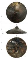 BTN-3005 - Bouton coniquebronzeBouton conique à sommet concave, pointe centrale peu élevée; au revers, bélière coulée avec souvent la trace d'une fonte en moule bivalve.