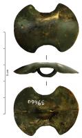 BTN-3006 - Bouton en forme de bouclierbronzeBouton bombé, en forme de bouclier échancré sur les côtés; au revers, bélière coulée superposée à la limite entre les deux valves du moule.