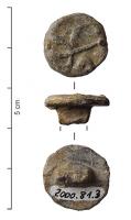 BTN-7001 - Bouton mouléplomb, étainBouton circulaire, plat, avec au revers une bélière percée. Ils sont en plomb ou en alliage d'étain et de plomb. L'ensemble est obtenu avec un moule à deux valves qui se rejoignent, au revers, sur laxe longitudinal de de la bélière, plus rarement perpendiculairement à celle-ci (Fos-sur-Mer). L'avers est orné de motifs simples (croix, points, bordure de rectangles...). Ces boutons rappellent les monnaies contemporaines de petites valeurs. Certains on cru percevoir dans le motif de la croix avec décor rayonnant en bordure une symbolique mystique (Sarret et Gastaud 1975, 38-41).
Les productions anglais ont une bélière plus gracile que celles Françaises.