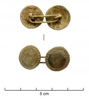 BTN-9027 - Bouton de colbronzeBouton de col en alliage cuivreux, bélière centrée au revers, porté en paire reliée par un anneau métallique allongé. Surface entièrement lisse et bombée, bordure guillochée.