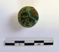 BTN-9058 - Bouton en cuivre bombécuivrebouton à bride en alliage cuivreux. Le plat du bouton est bombé, sans aucun décor ni marque.