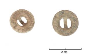 BTN-9076 - Bouton militaire aluminiumbouton circulaire avec un centre repoussé perforé. Le pourtour est inscrit : 