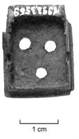 BTS-4001 - Boîte à sceau rectangulairebronzeFond coulé, percé de trois trous, encoché sur les côtés et pourvu d'un léger rebord pour l'ajustage du couvercle ; la charnière est percée dans la partie la plus massive. Couvercle de type indéterminé.