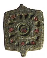 BTS-4009 - Boîte à sceau rectangulairebronzeTPQ : 70 - TAQ : 100Boîte à sceau rectangulaire, le couvercle étant couvert de petites logettes d'émail triangulaires encadrant deux cercles imbriqués ; autour, lignes poinçonnées.