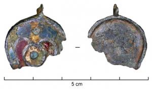 BTS-4039 - Boîte à sceau en forme de gouttebronzeBoîte à sceau en forme de goutte, couvercle plat émaillé : loge en forme de cœur avec cercle central pointé, un point au-dessus, mais base inconnue.