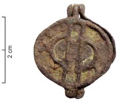 BTS-4157 - Boîte à sceau de forme ovalebronzeBoîte à sceau de forme ovale et horizontale, avec à la base du couvercle une pointe de calage s'adaptant dans un orifice correspondant à la base du fond ; couvercle orné d'émaux organisés en deux couronnes symétriques de part et d'autre d'une bande médiane.