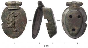 BTS-4160 - Boîte à sceau de forme ovalebronzeBoîte à sceau de forme ovale ; sur le couvercle, dont le sommet forme une fenêtre repliée vers la face supérieure, relief apparemment moulé : Victoire avançant vers la gauche, tendant une couronne.