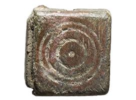BTS-4180 - Boîte à sceau rectangulairebronzeFond coulé, percé de trois trous, encoché sur les côtés et pourvu d'un léger rebord pour l'ajustage du couvercle ; la charnière est percée dans la partie la plus massive. Couvercle orné de cercles concentriques incisés.