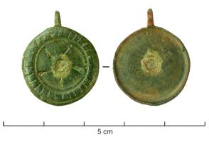BTS-4201 - Boîte à sceau circulairebronzeBoîte à sceau dont le couvercle comporte au revers un léger rebord, et sur la face externe une couronne en relief entaillée de traits de nielle, ainsi qu'un décor rayonnant formé de quelques traits également niellés; perforation centrale pour ornement riveté.