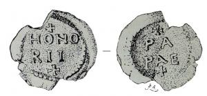 BUL-5019 - Bulle pontificaleplombBulle biface. Face et revers aniconiques Tablette en plomb à gouttière pour le passage de l'attache. Face : le nom du pape en capitales romaines, sur deux lignes, au génitif, précédé et suivi d'une croix d'invocation + | HONO | RII | + , le champ cerné d'un cordon circulaire de points. Revers :  le titre du pape en capitales romaines, au génitif, sur deux lignes, précédé et suivi d'une croix d'invocation + | PA | PAE | + ,  le champ cerné d'un cordon circulaire de points (traces) (Honorius Ier, pape de 625 à 638).