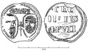 BUL-7002 - Bulle pontificaleplombDisque épais en plomb, perforé pour le passage de rubans, et frappé au nom du pape émetteur : sur une face, les têtes schématisées de Pierre et Paul , SPASPE; au revers : CLE / MENS / PP / VII (antipape Robert de Genève, Clément VII, 1378 à 1394).