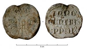 BUL-9080 - Bulle pontificaleplombDisque épais en plomb, perforé pour le passage de rubans, et frappé au nom du pape émetteur : sur une face, les têtes schématisées de Pierre et Paul ;  au revers : (Innocent V, O.P., pape en 1276).