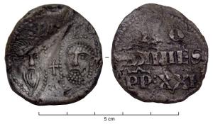 BUL-9082 - Bulle pontificaleplombDisque épais en plomb, perforé pour le passage des lacs, frappé au nom du pape émetteur : sur une face, les têtes schématisées de saint Pierre à droite et saint Paul à gauche ; au revers : IO / HANNES /  PP : XXI (Jean XXI, pape de 1276 à 1277).